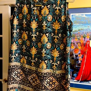 Flowy top.Looks great with jeans or black pants. Nice chrome piece on neck.